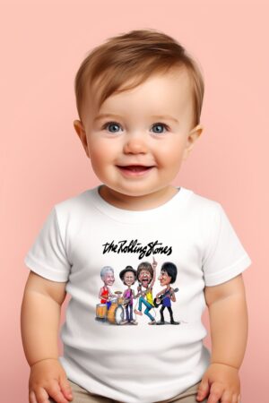 Menino a usar t-shirt estampada com caricatura dos The Rolling Stones, em algodão suave, ideal para fãs de rock entre 1 e 6 anos